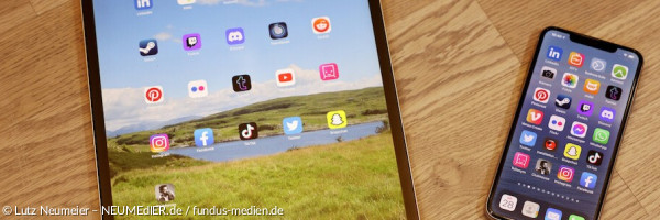  Handy/IPhone und ein Tablet/IPad mit den verschiedensten Apps für Socialmedia 