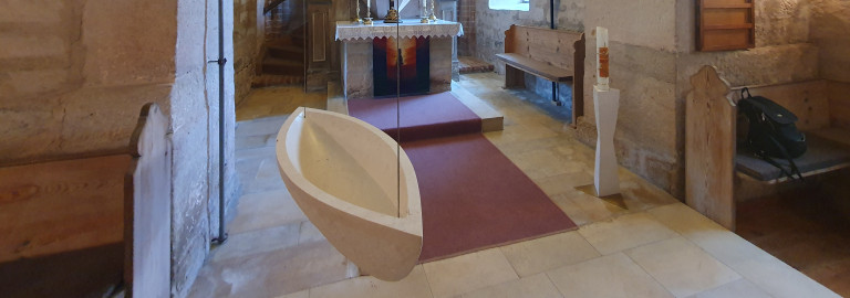 Taufschiffchen im Kirchenraum