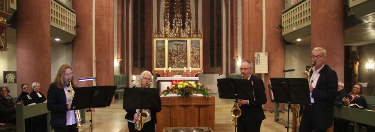 Vier Menschen spielen Saxophon in Neustädter Kirche