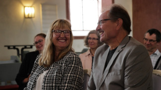 Ein Paar bei einfach heiraten kurz vor der Segenssprechung.