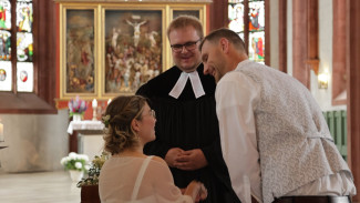 Die Ringe werden getauscht bei dieser Trauung.