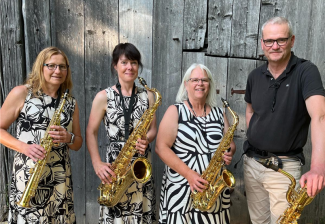 Drei Musikerinnen und ein Musiker mit Saxophon