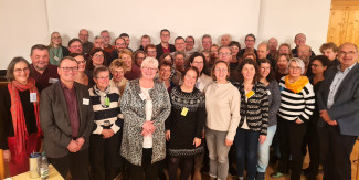 Gruppenbild der circa 50 Synodal*innen der Herbstsynode.