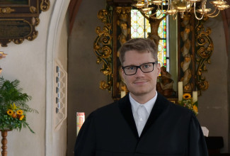 Philipp Fiedler vor dem Altar der Kirche in Trautskirchen