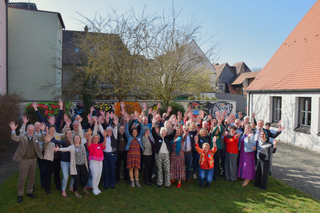 Gruppenbild der Teilnehmenden der Frühjahrssynode 2026 im Freien