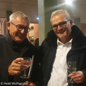zwei Männer mit Weingläsern in der Hand